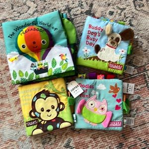 4 soft crinkle baby books. NWOT/NWT